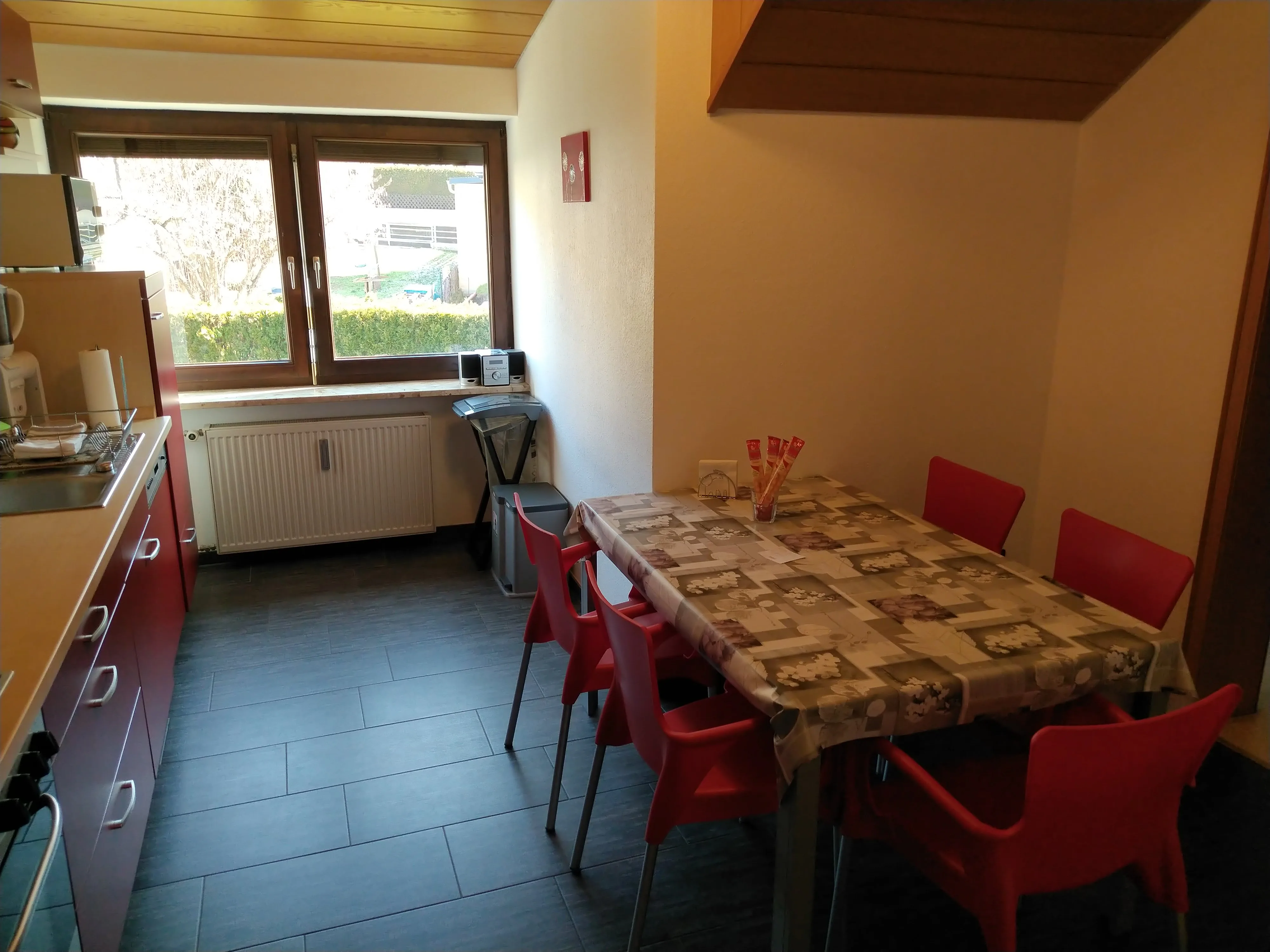 Küche und Esszimmer – Seitlich